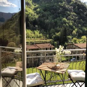 a balcony with a table and a view of a mountain at La Paramira in Pigna