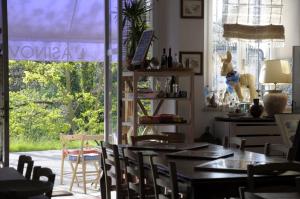 jadalnia ze stołem i krzesłami oraz oknem w obiekcie L'Asino Vola w mieście Murci