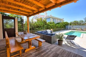 Bazén v ubytování Apartments Villa Laura nebo v jeho okolí