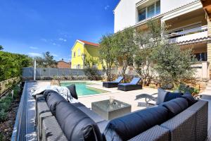 Bazén v ubytování Apartments Villa Laura nebo v jeho okolí