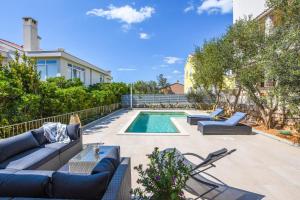 Bazén v ubytování Apartments Villa Laura nebo v jeho okolí