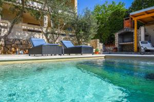Bazén v ubytování Apartments Villa Laura nebo v jeho okolí