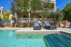 Bazén v ubytování Apartments Villa Laura nebo v jeho okolí