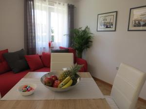 un bol de fruta en una mesa en la sala de estar en Casa Rossa Apartment, en Portorož