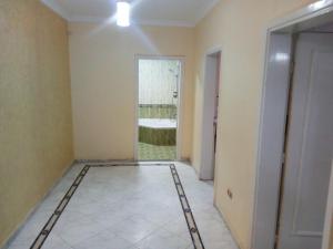 Cette chambre vide comprend une salle de bains pourvue d'une baignoire. dans l'établissement Apartment at Milsa Nasr City, Building No. 22, au Caire
