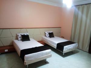 - une chambre avec 2 lits dans l'établissement Apartment at Milsa Nasr City, Building No. 22, au Caire