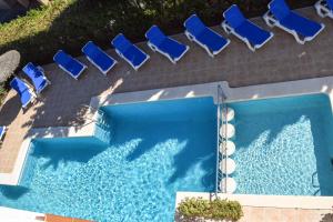 una vista aérea de una piscina con tumbonas y una piscina en Villa Alexia - Complex, en Puerto Pollensa