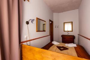 Habitación pequeña con cama y espejo. en Solemar Sicilia - Casa Maria, en Santa Flavia