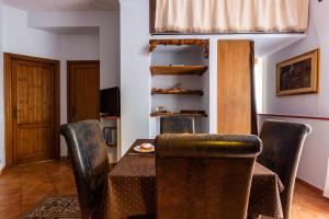 comedor con mesa y sillas en Solemar Sicilia - Casa Maria, en Santa Flavia