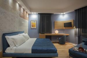 1 dormitorio con 1 cama extragrande y escritorio en MaisonSilvi' en Matera
