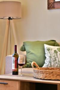 butelkę wina i kieliszek na stole w obiekcie Unique luxury suites w mieście Hydra