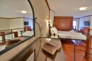 una camera con due letti e uno specchio di Unique luxury suites a Hydra