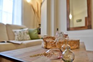 伊茲拉的住宿－Unique luxury suites，一张桌子,上面有玻璃瓶和一个篮子