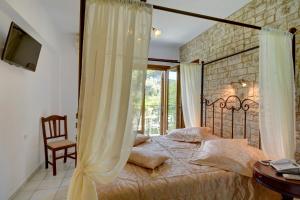 Un pat sau paturi într-o cameră la Hotel Agnadi - Horefto