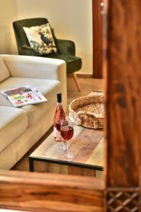 kieliszek wina na stole w salonie w obiekcie Unique luxury suites w mieście Hydra