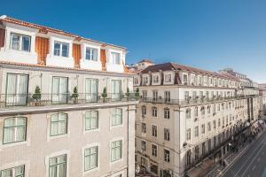 リスボンにあるLV Premier Apartments Baixa- PRの通りにバルコニー付きの建物