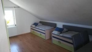 Una cama o camas en una habitación de Marek