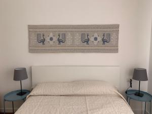 1 dormitorio con 1 cama y 2 mesas con lámparas en Civico 3, en Sassari