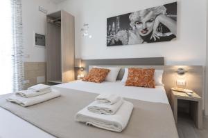 a bedroom with a bed with towels on it at Viva Vacanze in Porto Cesareo