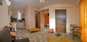 a living room with a door and a kitchen at Evaland Traditional Houses in Tarti