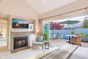 - une chambre avec une cheminée et une terrasse avec une table et des chaises dans l'établissement Carneros Resort and Spa, à Napa