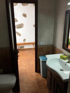 聖巴托洛梅的住宿－COUNTRY HOUSE MIS ABUELOS TAIDIA，浴室配有卫生间、盥洗盆和淋浴。