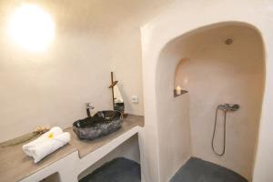Kylpyhuone majoituspaikassa Agrilia secluded cave house