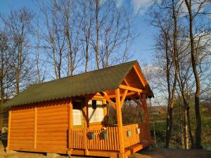 eine kleine Hütte mit einem Dach darauf in der Unterkunft Nihad B&B in Visoko