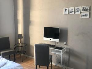 monitor komputerowy siedzący na biurku w sypialni w obiekcie Hostel Octopus Gdańsk w Gdańsku