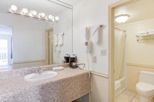 y baño con lavabo y aseo. en Anchorage Inn & Marina, en Ocracoke