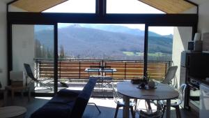 ein Wohnzimmer mit Bergblick in der Unterkunft Gites du pech cathare in Leychert