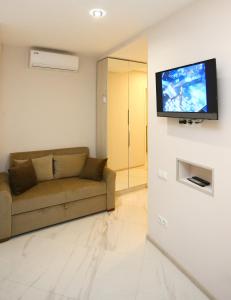 salon z kanapą i telewizorem z płaskim ekranem w obiekcie OLD CORNER w mieście Tbilisi City