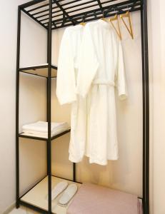 szafa z białą koszulą i białymi butami w obiekcie OLD CORNER w mieście Tbilisi City