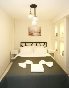 sypialnia z dużym łóżkiem i dwoma szafkami nocnymi w obiekcie OLD CORNER w mieście Tbilisi City