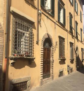 un edificio con una ventana y una puerta en una calle en San Pierino Charming Rooms, en Lucca