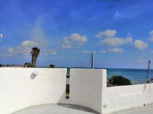 una parete bianca con vista sull'oceano di VILLA ANTONY a Granelli