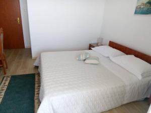 Postel nebo postele na pokoji v ubytování Apartments and Rooms Nikša