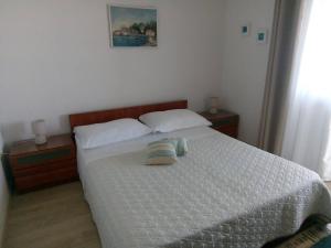 Postel nebo postele na pokoji v ubytování Apartments and Rooms Nikša