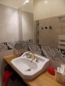 Les Gîtes De Morville في Malaumont: حمام مع حوض ومرآة