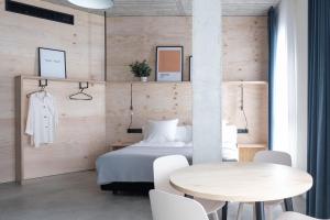 Talo Urban Rooms客房内的一张或多张床位
