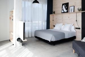Talo Urban Rooms客房内的一张或多张床位