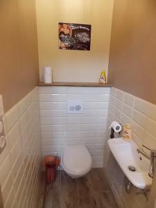 łazienka z toaletą i umywalką w obiekcie Les Gîtes De Morville w mieście Malaumont