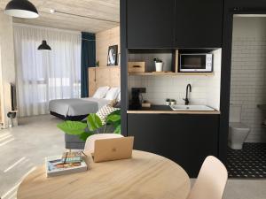 Talo Urban Rooms的厨房或小厨房