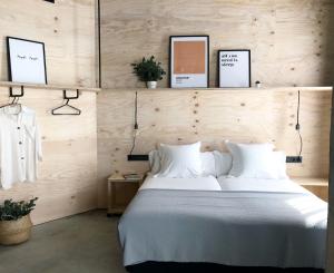 Talo Urban Rooms客房内的一张或多张床位