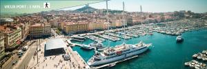 un gran barco está atracado en un puerto en Coeur Vieux Port tout équipé, en Marsella 14 fotos más