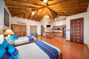 Una cama o camas en una habitación de Mr. Tucan Hotel