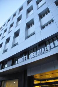 サンティアゴ・デ・コンポステーラにあるホテル ヘルミレスのホテルの本社の景色を望めます。
