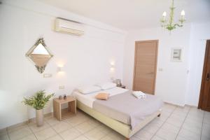 1 dormitorio con 1 cama en una habitación blanca en Kallisti Studios, en Naxos Chora