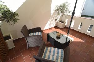 Un patio con sillas y una mesa en el balcón. en Kallisti Studios en Naxos