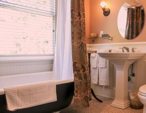 
a bathroom with a sink, toilet and bathtub at Black Walnut B&B Inn in Asheville
